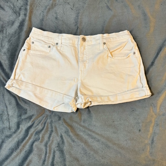 GAP White Jean Shorts Relaxed Fit
#1069 - Picture 1 of 7